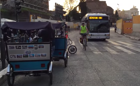 Video. Chiunque transita in bici ai Fori Imperiali rischia le penne a causa dei risciò. Aspettiamo l'incidente grave o interveniamo prima?