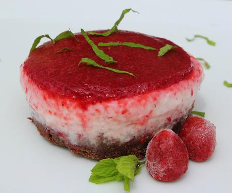 Cheesecake senza cottura alle fragole con base al cioccolato