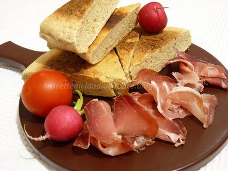 Pane in padella con germe di grano, pan grattato e lievito madre