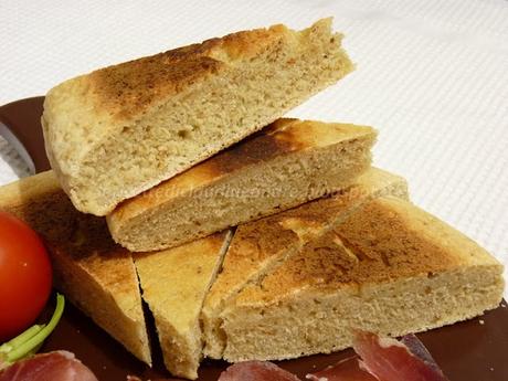 Pane in padella con germe di grano, pan grattato e lievito madre