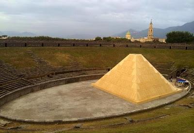 Una piramide nel cuore degli Scavi Archeologici di Pompei