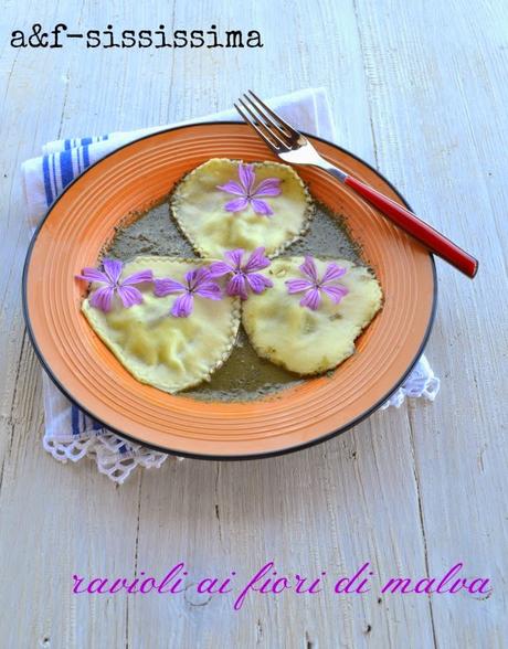 ravioli ai fiori di malva ripieni rucola e ricotta su pesto di crescione