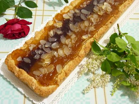 Crostata con amaretti e confettura di albicocche, fragole, pesca e mandorle