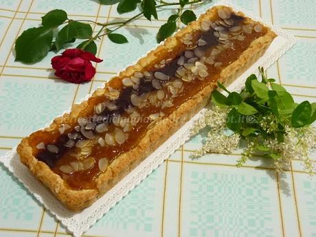 Crostata con amaretti e confettura di albicocche, fragole, pesca e mandorle