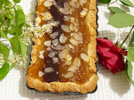 Crostata con amaretti e confettura di albicocche, fragole, pesca e mandorle