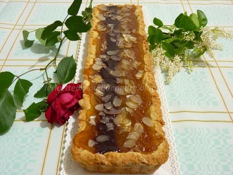 Crostata con amaretti e confettura di albicocche, fragole, pesca e mandorle