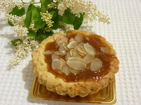 Crostata con amaretti e confettura di albicocche, fragole, pesca e mandorle