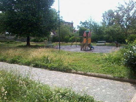 Parco San Gaetano Errico di Secondigliano, dimenticato tra erba alta e degrado