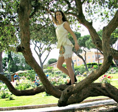 OOTD: white lace and rose garden