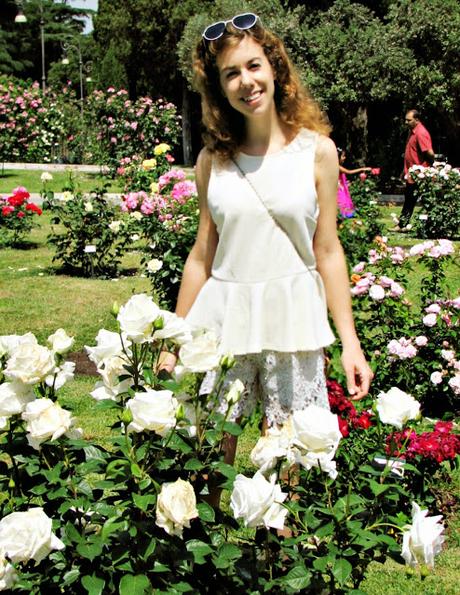 OOTD: white lace and rose garden