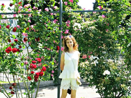 OOTD: white lace and rose garden