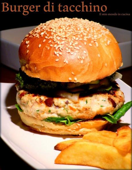 BURGER di TACCHINO con POMODORI SECCHI, PECORINO e PESTO