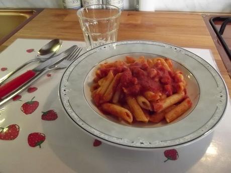 MEZZE PENNE DI KAMUT TRAFILATE AL BRONZO CON SUGO ALL'AMATRICIANA A MODO MIO