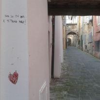 Il Vicolo della Pallacorda ripulito dagli amici della comunità latinoamericana di Siena