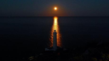 “La luna e il faro”/”L’onda e lo scoglio”, dittico poetico T. Degli Ugonotti- G. Tolomeo