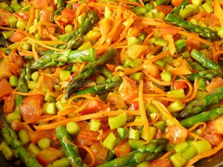 Fusilli senza glutine con asparagi, carota e pomodoro