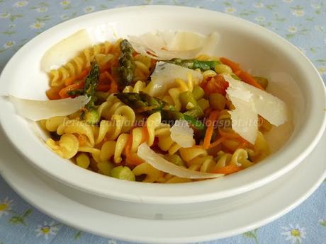 Fusilli senza glutine con asparagi, carota e pomodoro