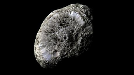 Questa immagine realizzata in falsi colori rappresenta la luna di Saturno Iperione. Dettagli nitidi e unici: la superficie è tutta frastagliata e pososa, come una spugna. Le differenze di colore potrebbero rappresentare una composizione differenziata dei materiali di superficie. L'immagine è stata ottenuta durante il flyby di Cassini il 26 settembre 2005. Crediti: NASA/JPL/Space Science Institute
