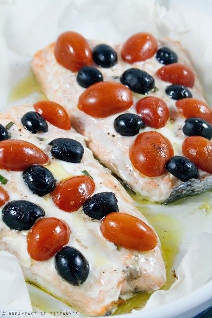 Filetto di salmone con olive nere e pomodorini / Salmon fillet with black olives and cherry tomatoes