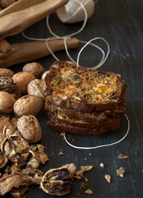 Le fette biscottate integrali con i semi e la frutta secca e a tutti buon weekend