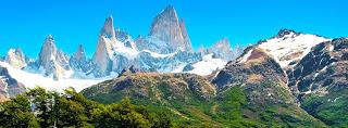 Montañas nevadas en la Patagonia, Argentina.