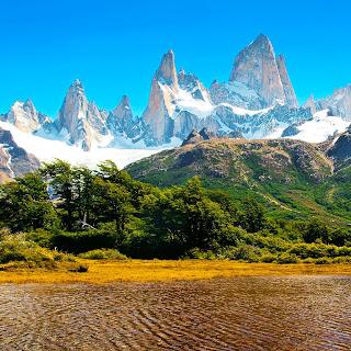 Montañas nevadas en la Patagonia, Argentina.
