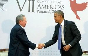 Obama stringe la mano a Raul castro (Foto © Ansa)