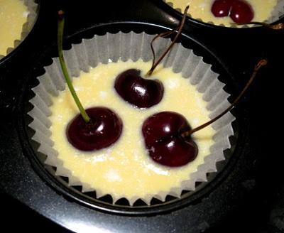 Ciliegie che passione..allora prepariamo I MINI CLAFOUTIS DI CILIEGIE!!