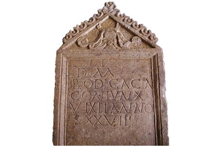 La stele di Bodicacia e lo scheletro misterioso