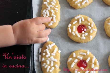 Biscotti al latte con ciliegine