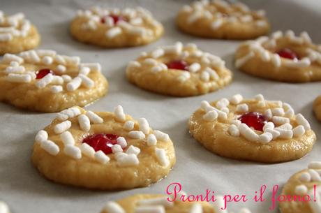 Biscotti al latte con ciliegine