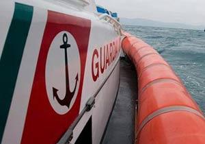 Sbarcati i 94 immigrati salvati dal mercantile Seanostrum