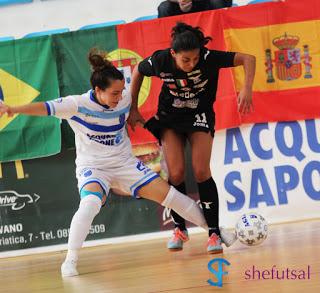 Contrasto tra D'Incecco e Ceci Puga nella gara di ritorno dei play off scudetto tra Montesilvano e Lazio