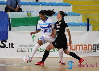 Bruna Borges inseguita da capitan Presto nella semifinale scudetto Montesilvano-Lazio