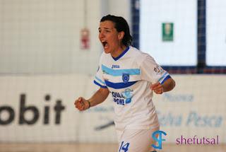 Tonia Di Turi segna il gol dell'1-0 nella semifinale Lazio-Montesilvano di calcio a 5 femminile