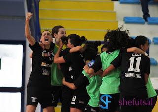 Le giocatrici della Lazio festeggiano a fine partita la qualificazione alla finale scudetto