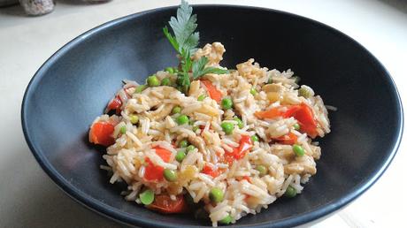 Riso orientale con pollo e peperoni