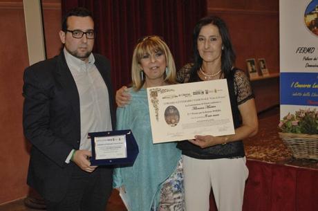 1° Premio Sezione Poesia - NUCCIA MARTIRE Riceve il Premio da Lorenzo Spurio (Presidente di Giuria) e Susanna Polimanti (Presidente del Premio)