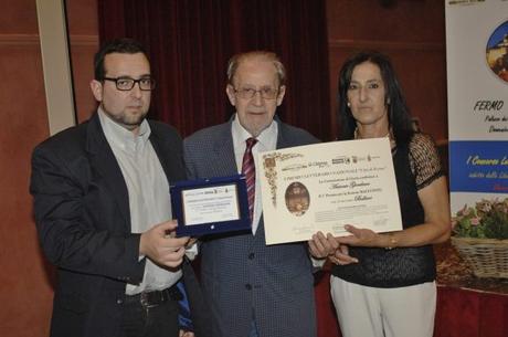 1° Premio Sezione Racconto  - ANTONIO GIORDANO Riceve il Premio da Lorenzo Spurio (Presidente di Giuria) e Susanna Polimanti (Presidente del Premio)