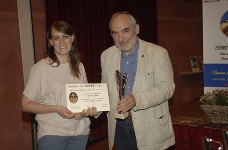 Chiara Cappuccini riceve il premio dal giurato Marco Rotunno 