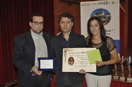 2° Premio Sezione Poesia - ENZO BACCA Riceve il Premio da Lorenzo Spurio (Presidente di Giuria) e Susanna Polimanti (Presidente del Premio)