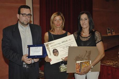 2° Premio Sezione Racconto - ELISA MARCHINETTI Riceve il Premio da Lorenzo Spurio (Presidente di Giuria) e Susanna Polimanti (Presidente del Premio)