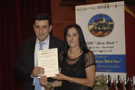 Lorenzo Carmine Curti riceve il premio da Susanna Polimanti