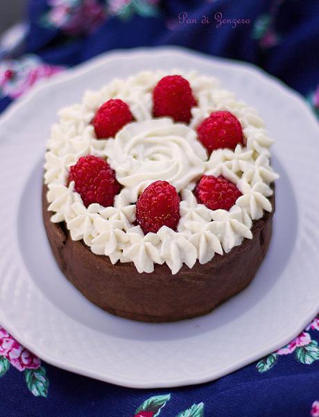 torta lamponi cioccolato e panna di mandorle