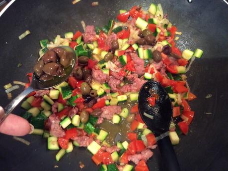 MACCHERONI CON SALSICCIA ZUCCHINE OLIVE E POMODORINI