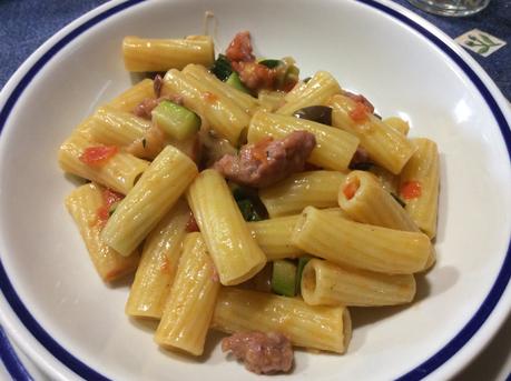 MACCHERONI CON SALSICCIA ZUCCHINE OLIVE E POMODORINI