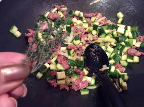 MACCHERONI CON SALSICCIA ZUCCHINE OLIVE E POMODORINI