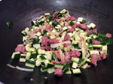 MACCHERONI CON SALSICCIA ZUCCHINE OLIVE E POMODORINI