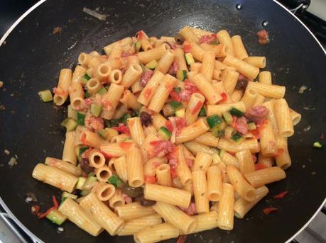 MACCHERONI CON SALSICCIA ZUCCHINE OLIVE E POMODORINI