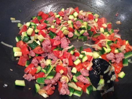 MACCHERONI CON SALSICCIA ZUCCHINE OLIVE E POMODORINI